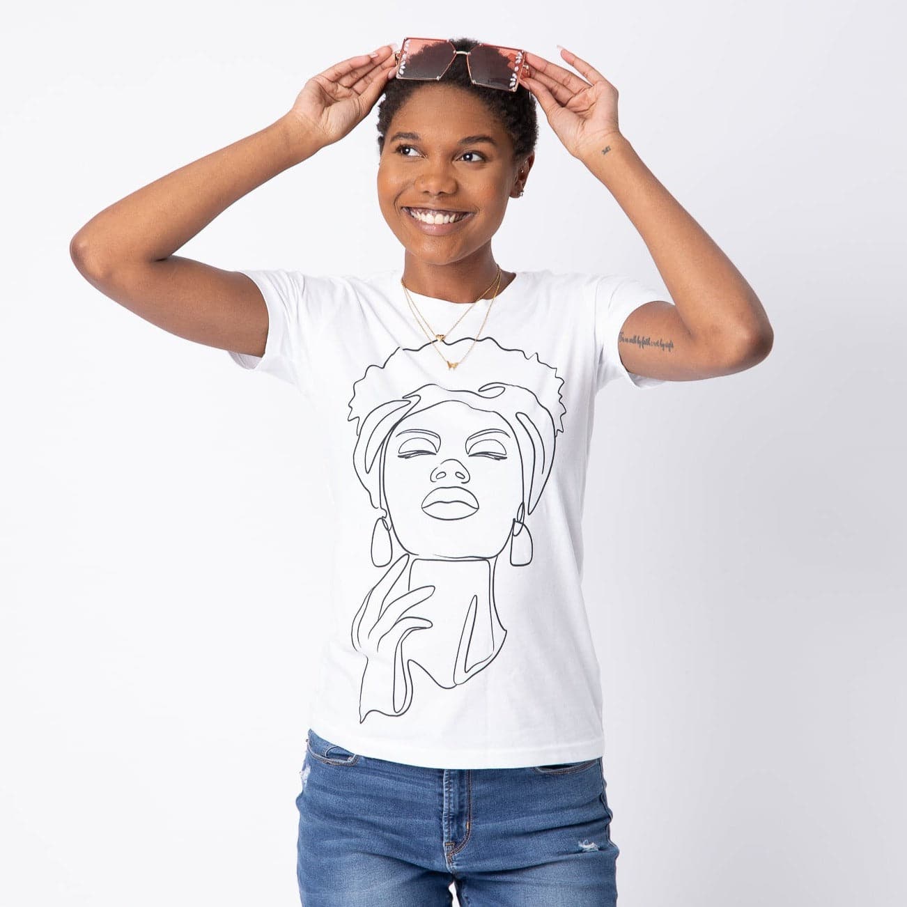 Simple Beauty Pose T-Shirt - Izzy & Liv