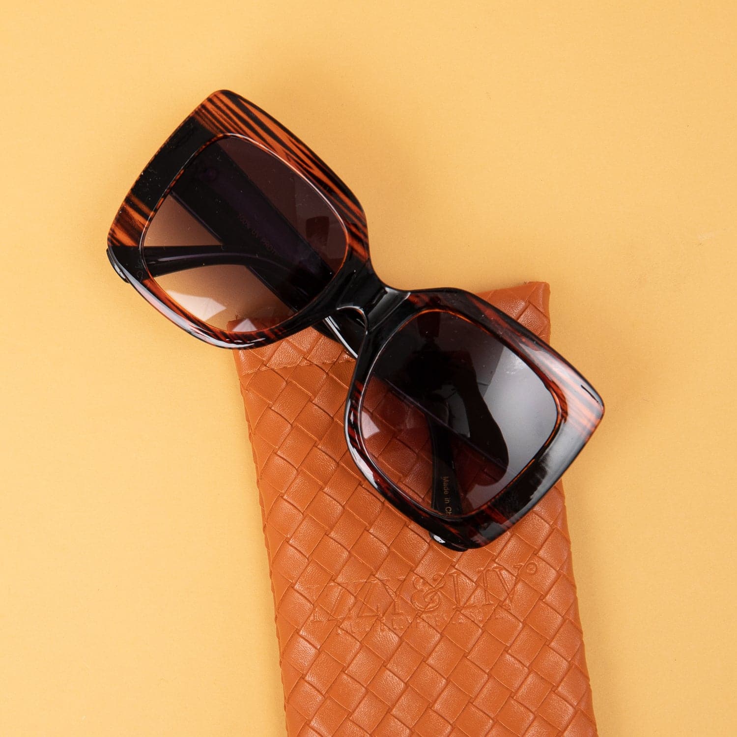 The Debbie Oversized Sunglasses w/Case - Izzy & Liv