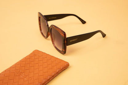 The Debbie Oversized Sunglasses w/Case - Izzy & Liv