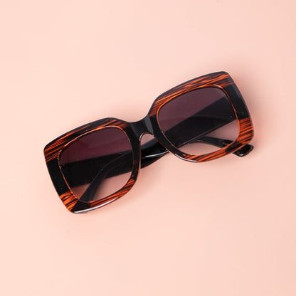 The Debbie Oversized Sunglasses w/Case - Izzy & Liv