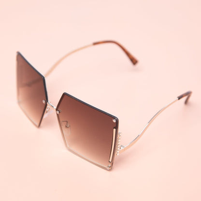 The Yolanda Oversized Sunglasses w/Case - Izzy & Liv